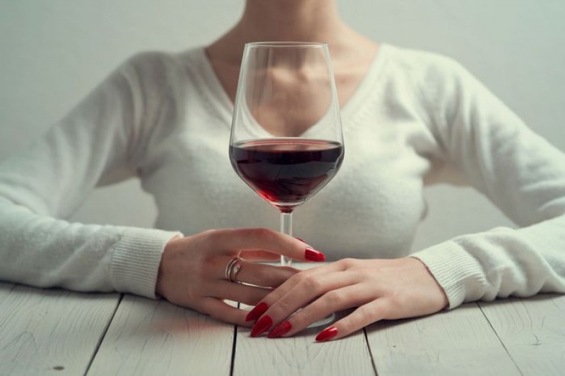 Токсиколози обясниха защо не трябва да пиете алкохол в условия на самоизолация