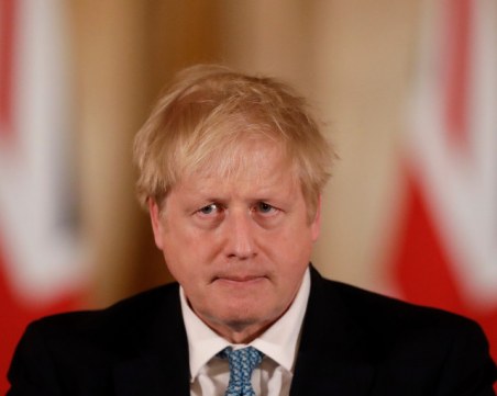 Борис Джонсън се връща на работа, за да направи най-трудния зов в живота си