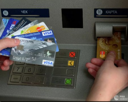 Експерт сподели какво не трябва да правите с чужда кредитна карта