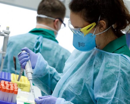 Починалите във Великобритания вече са над 20 000, спад в новите случаи в САЩ