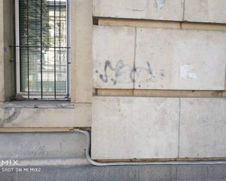 Ръководството на Алма Матер: Не са пробивани дупки по фасадата на Ректората