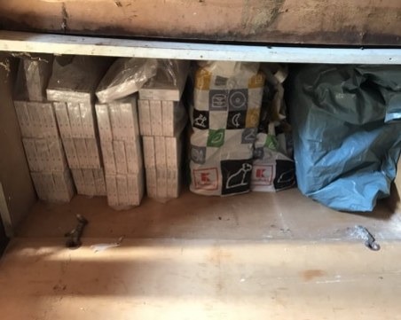 Арестуваха жена в Шекера за контрабандни цигари, правила тайници в дома си