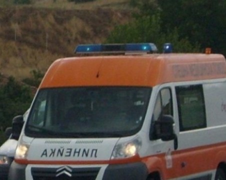 Мъж загина след челен удар между кола и ТИР