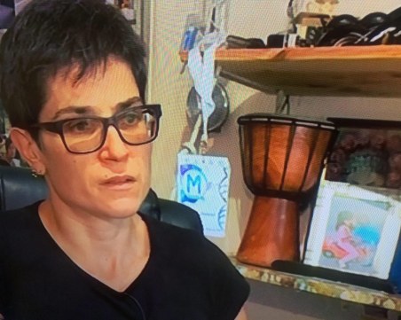 Млада лекарка прекрати майчинството си, за да помогне на колегите си