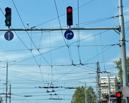Пловдивчани питат: Защо секциите за направо и надясно на светофара на Макдоналдс светят различно