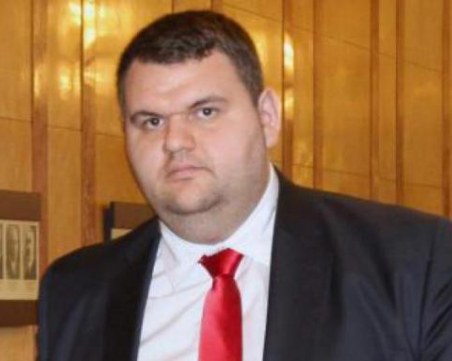 Делян Пеевски дари 300 000 лева на БЧК