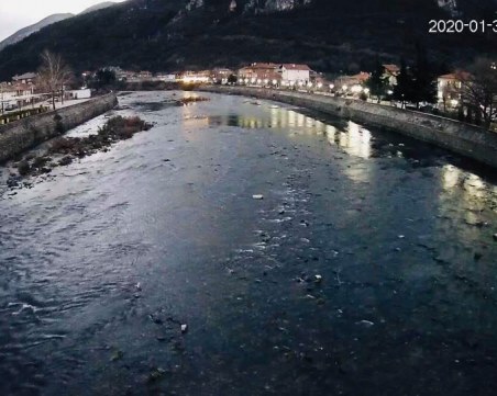 Граждани искат да черпят вода за напояване от незаконен канал в Кричим