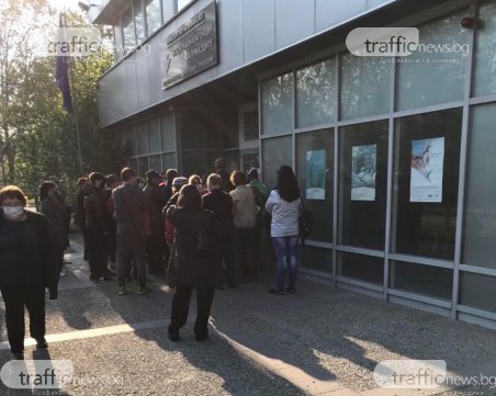 Продължава блъсканицата пред НАП-Пловдив, охраната не може да разпръсне тълпата