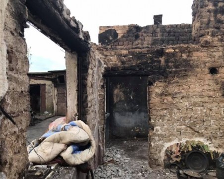 Семейство остана само с дрехите на гърба си, след като къщата им изгоря напълно