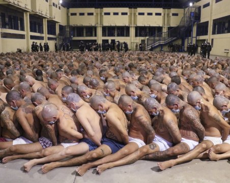 Затворите в Латинска Америка пламнаха с коронавирус, условията - покъртителни