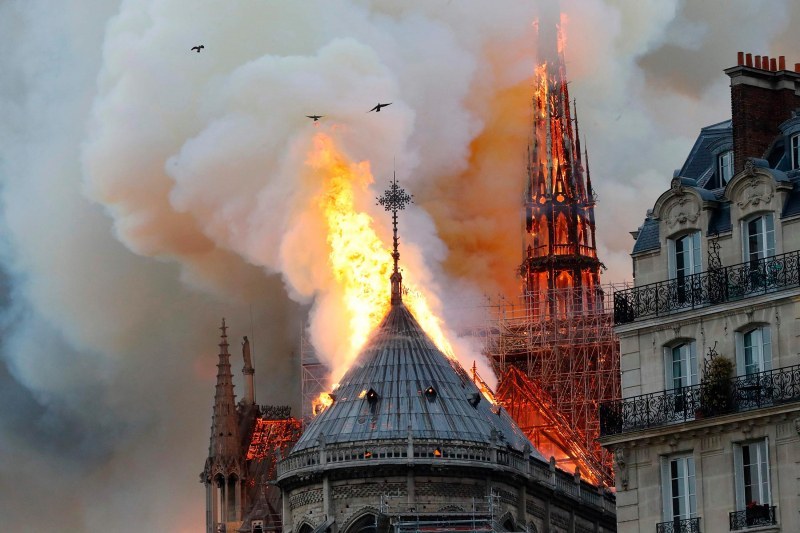 Подновява се възстановяването на катедралата Нотр Дам в Париж