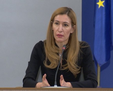 Ангелкова: Надяваме се от 1 юли да започне летният туризъм у нас