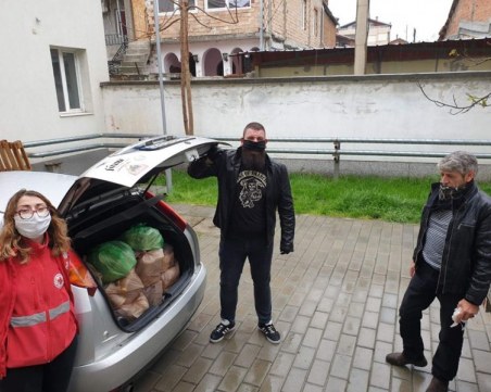 Доброволци раздадоха хранителни продукти и топъл обяд на над 400 пловдивчани
