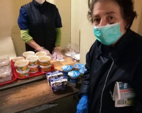 Раздадоха млечни продукти на хора в нужда в Пловдив