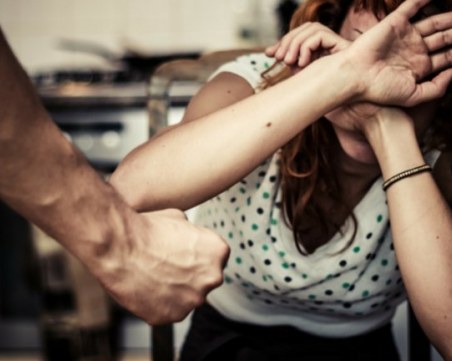 След семеен скандал: Мъж опря нож в гърлото на жена си, заплаши я с убийство