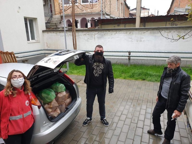 Доброволци раздадоха хранителни продукти и топъл обяд на над 400 пловдивчани