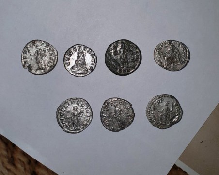 Арестуваха иманяр в Пазарджик, намериха ценни монети в дома му