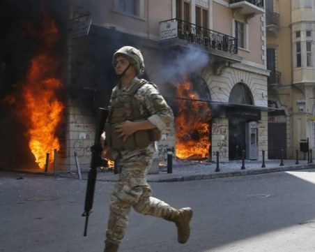Демонстрантите палят банки в Ливан, протестите избухнаха отново
