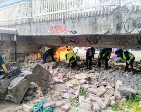 Два камиона отпадъци извозиха изпод Пешеходния мост