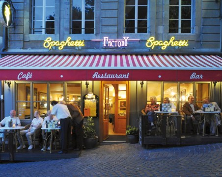 Европейска страна с 30 000 случая на COVID-19 отваря заведенията на 11 май