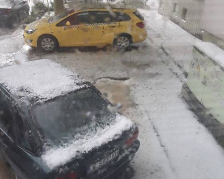 Казанлък побеля от градушка! Улиците се превърнаха в реки