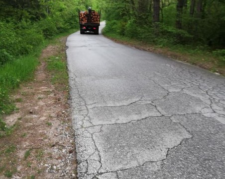 Път с 226 завоя край Пловдив пак е щурмуван от тежки камиони - разминаването е невъзможно