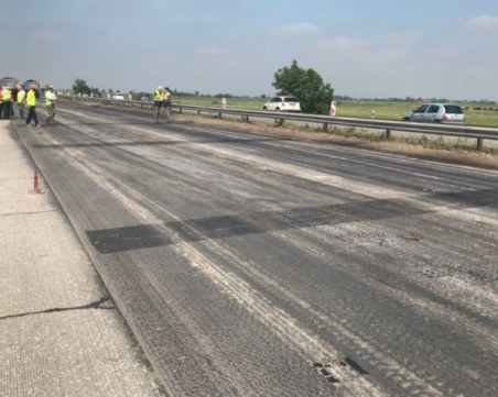 Ремонтират дупките на АМ 