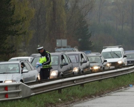2-километрови колони по магистралите на изходите от София