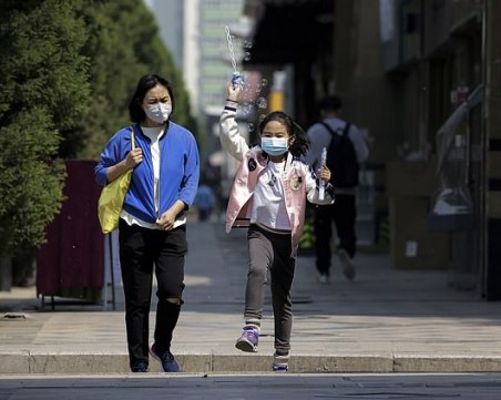 Децата се заразяват и предават вируса не по-малко от възрастните