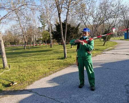 Масово късат предпазните ленти в парковете и градините