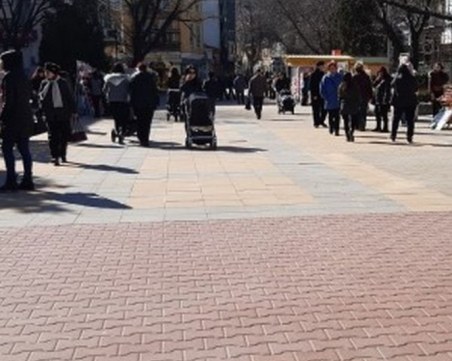 Освободиха от наеми търговците в Асеновград, ползващи общински обекти