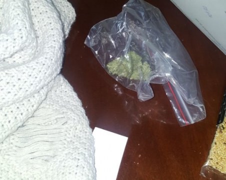 Спипаха дилър в Кършияка, откриха везна и трева в дома му