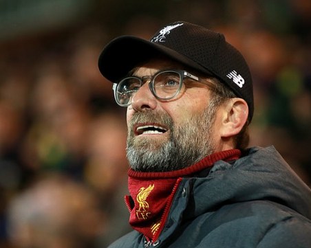 Футбол и спорт още година без публика