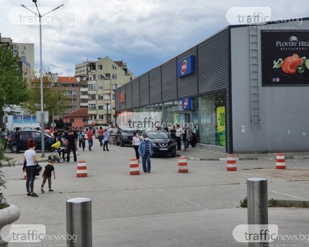 Пловдивчани се евакуират от сгради и хипермаркети след силното земетресение
