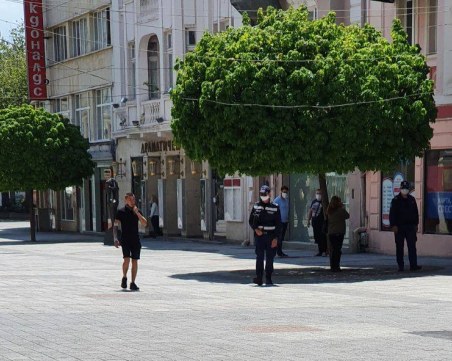 Пловдивчанин пита: На празната Главна пълно с общинска полиция, в кварталите - ядат и пият