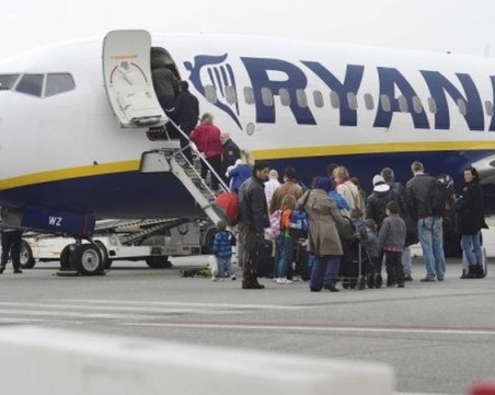 Ryanair затваря базите си в Европа