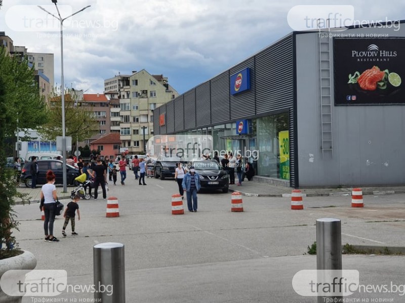 Пловдивчани се евакуират от сгради и хипермаркети след силното земетресение