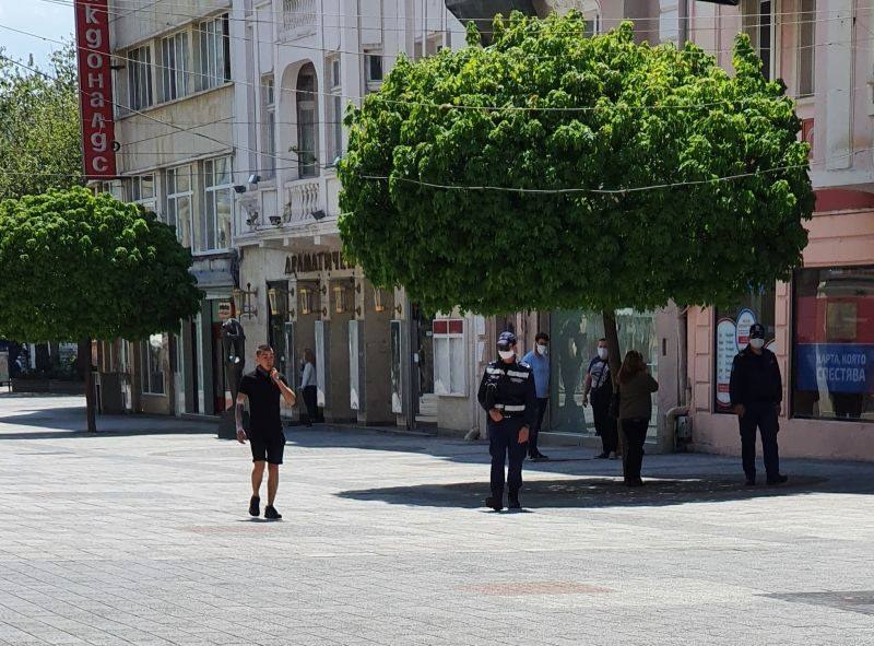 Пловдивчанин пита: На празната Главна пълно с общинска полиция, в кварталите - ядат и пият