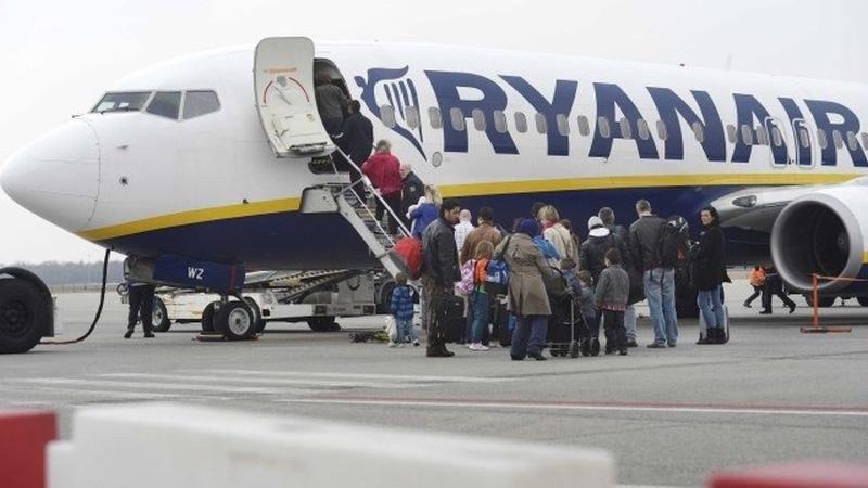 Ryanair затваря базите си в Европа