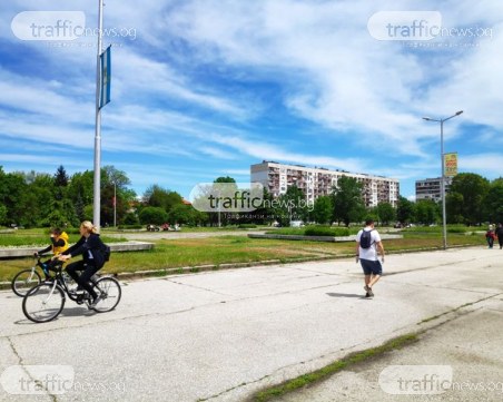 Пловдивчани показаха дисциплина! Ето как се разхождат на Братската могила