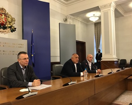 Борисов: Решаваме дали и как да отворят заведенията, автошколите започват работа