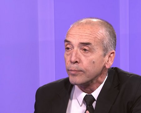 Доц. Мангъров: Ако хората стоят година у дома,  те ще се скапят