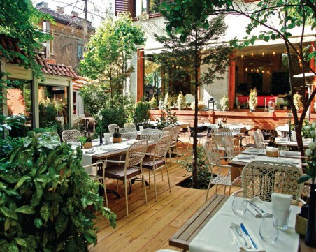 Официално: Отварят заведенията на открито, ето какви са изискванията