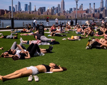 Парковете в Ню Йорк се напълниха с народ! Полицаи раздават маски