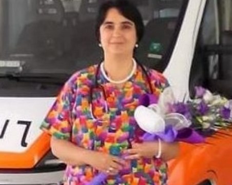 Поклонение в памет на д-р Илияна Иванова пред болницата в Сливен днес