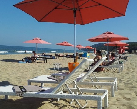 Спасяваме летния сезон с безплатни чадъри и шезлонги