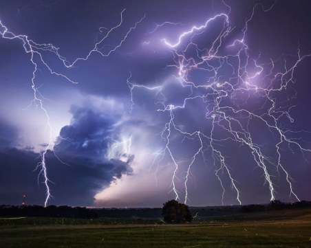 Жълт код за порои, градушки и гръмотевични бури! На места ще вали до 50 л/кв.м
