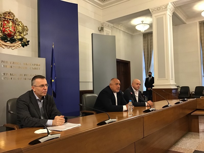 Борисов: Решаваме дали и как да отворят заведенията, автошколите започват работа