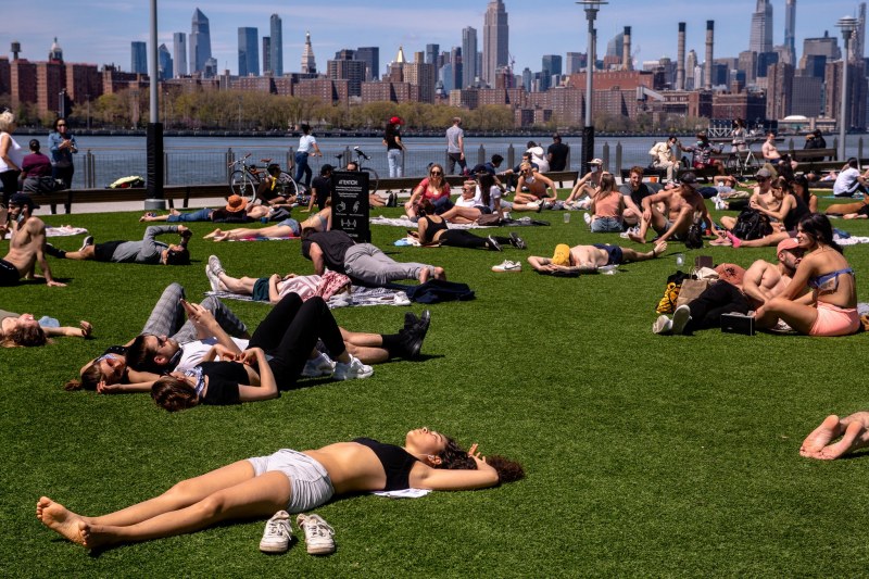 Парковете в Ню Йорк се напълниха с народ! Полицаи раздават маски