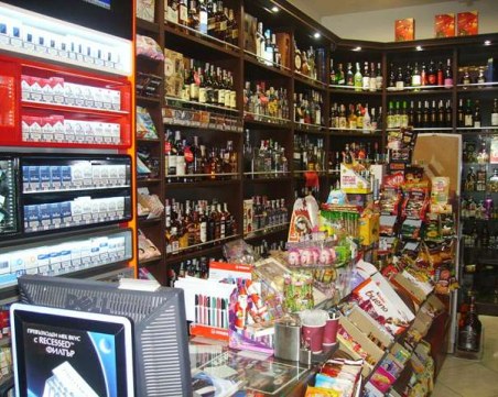 Пет бона за денонощен магазин в Кършияка, нямал удължено работно време